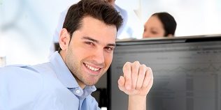 Jeune cadre dynamique au bureau