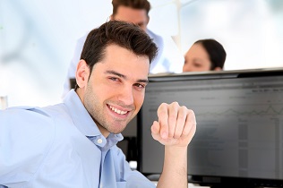 Jeune cadre dynamique au bureau